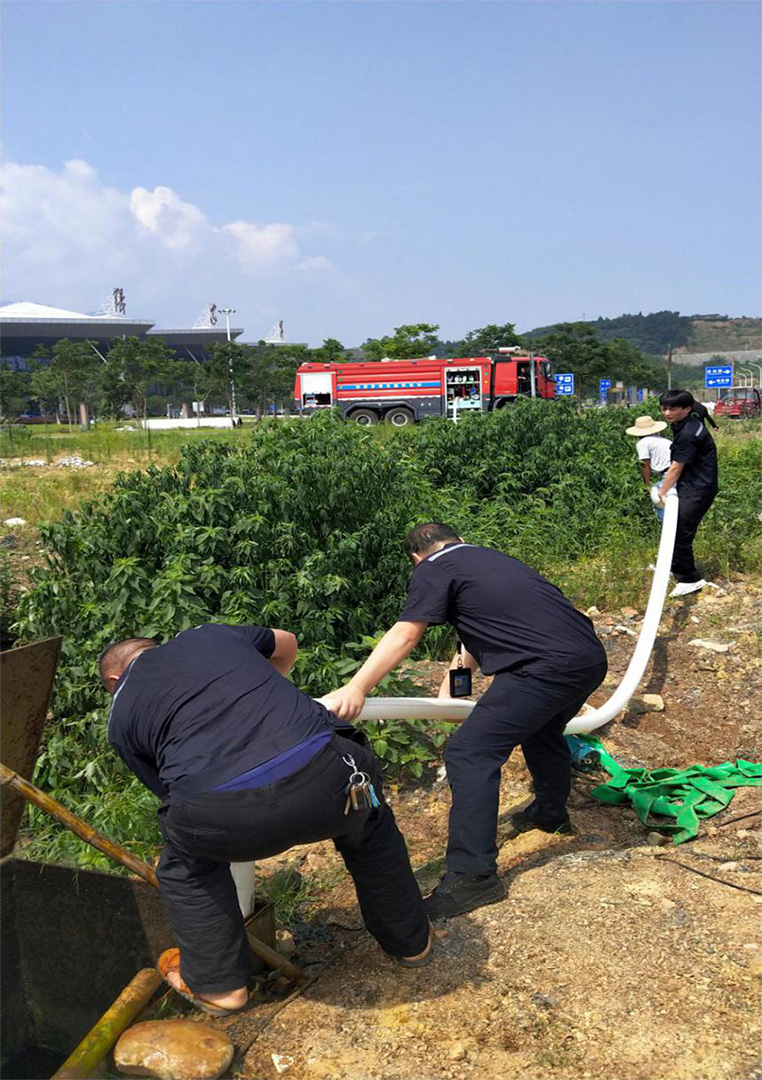 高溫酷暑 機(jī)場消防全力以赴保暢通