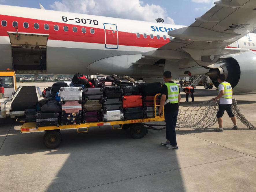 確保旅客順暢出行，機場一線職工高溫堅守！