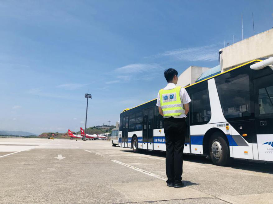 確保旅客順暢出行，機場一線職工高溫堅守！