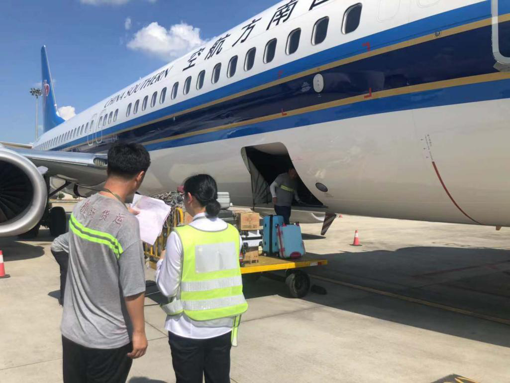 確保旅客順暢出行，機場一線職工高溫堅守！