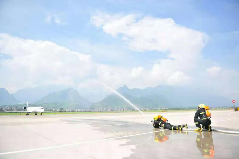 確保旅客順暢出行，機場一線職工高溫堅守！