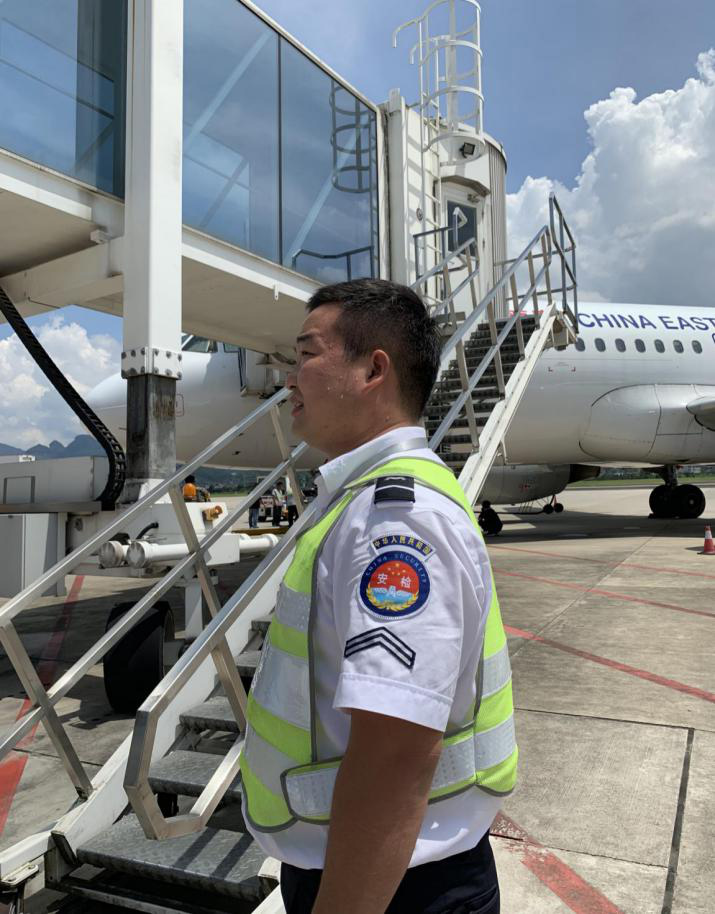 確保旅客順暢出行，機場一線職工高溫堅守！